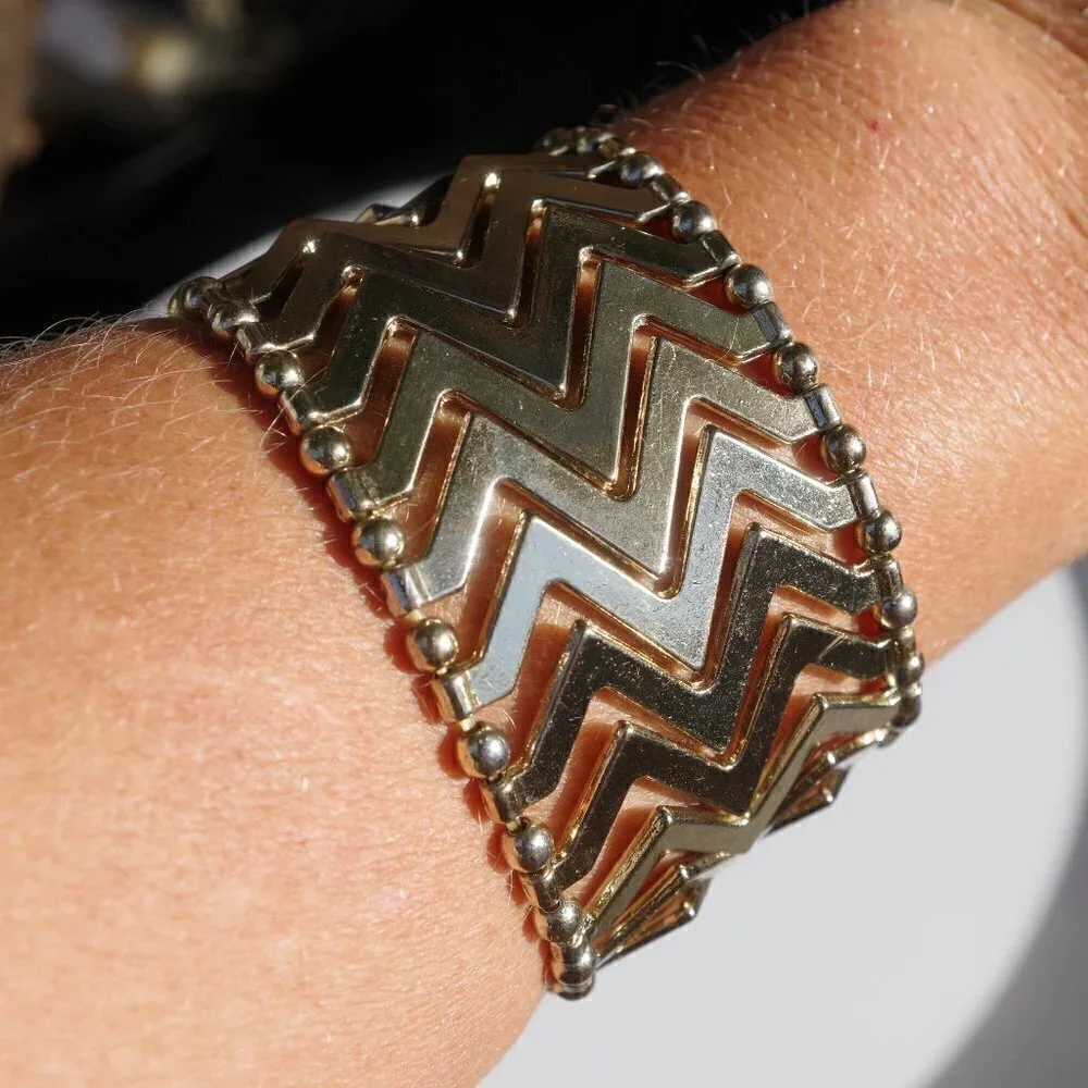 Women`s gold tone stretch bracelet.